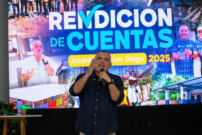 El alcalde Unaldo Rocha durante la rendición de cuentas 2025 de San Diego, Cesar, presentando avances en obras, salud y programas sociales.
