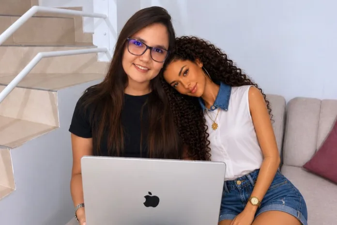 María Teresa Iseda junto a La Muñe, personaje virtual creado con inteligencia artificial