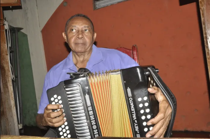 Ovidio Granados interpretando acordeón durante una presentación folclórica en Valledupar.