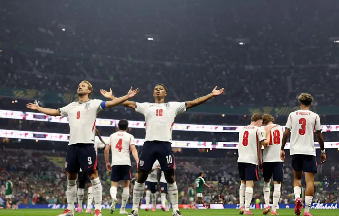Jugadores de Inglaterra celebran en el estadio tras vencer a México y avanzar en el Mundial 2026.