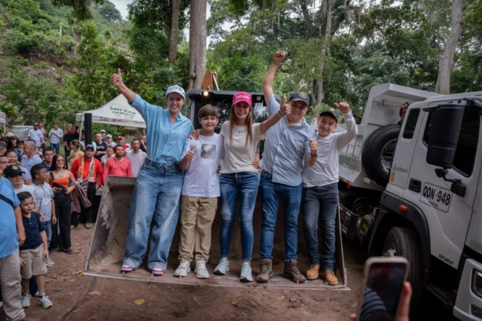 Elvia Milena Sanjuan durante el inicio de las obras de la vía en la Serranía del Perijá
