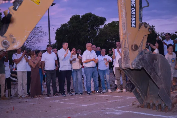 Ernesto Orozco durante el inicio de las obras del parque de Francisco de Paula en Valledupar